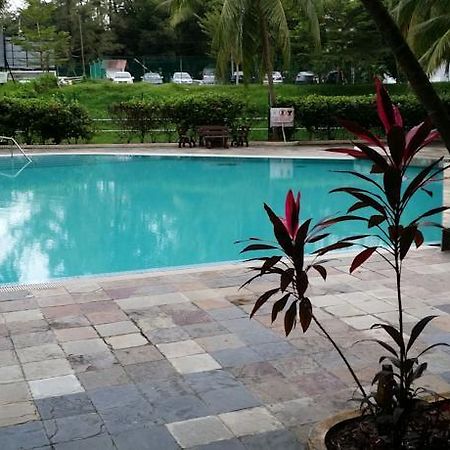 Pinang Beach Apartment @ Bayu Emas Бату-Ферринги Экстерьер фото